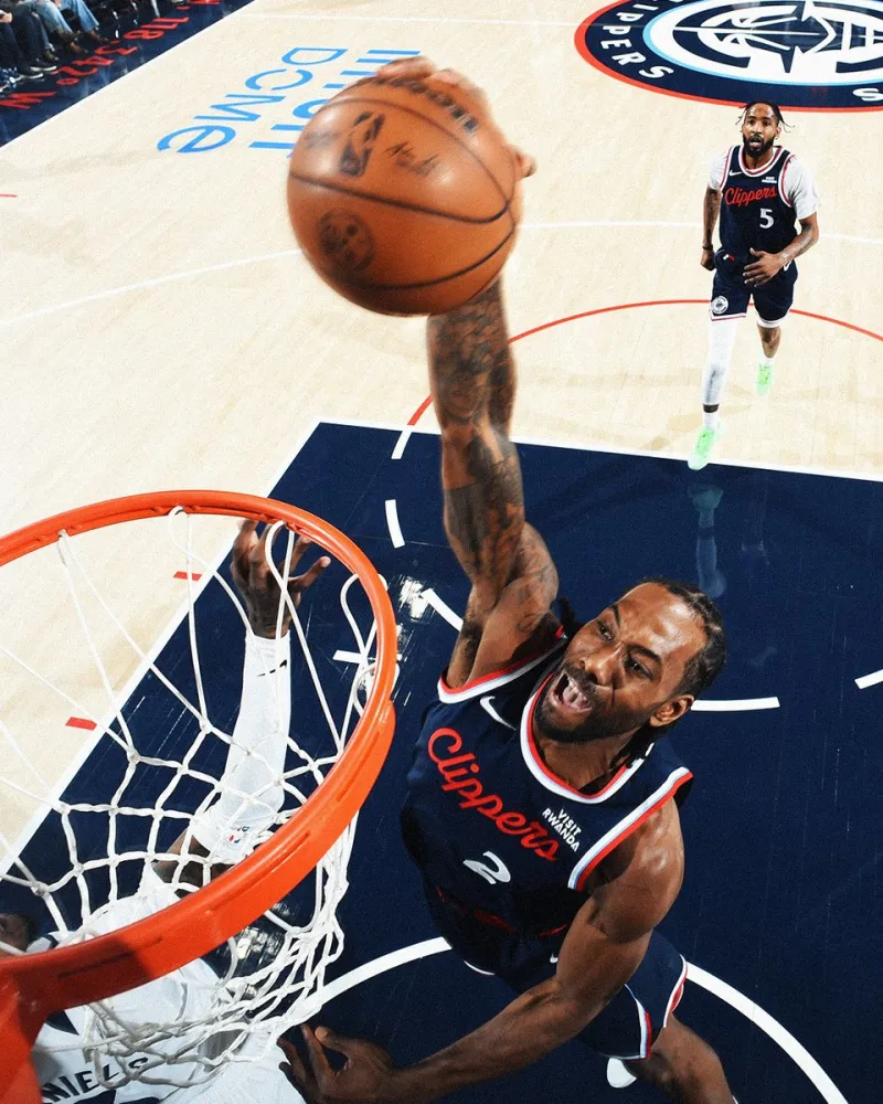 开云-战神卡归位！快船官方晒伦纳德今日的扣篮照与球迷分享